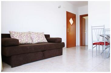 Ražanj, Sala de estar in the apartment, air condition available y WiFi.