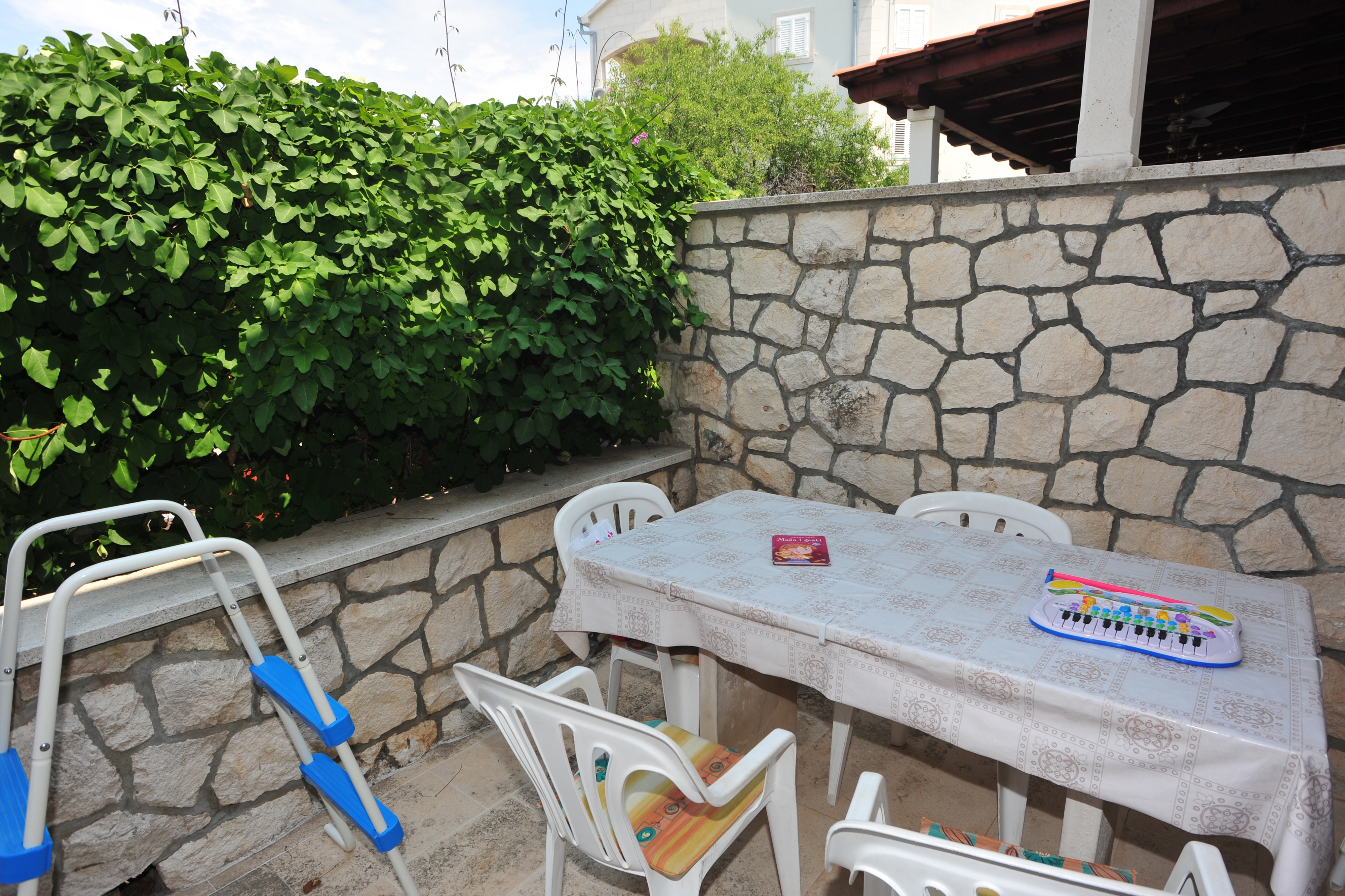 Three bedroom apartment with terrace and sea view Supetar, Brač  A-a