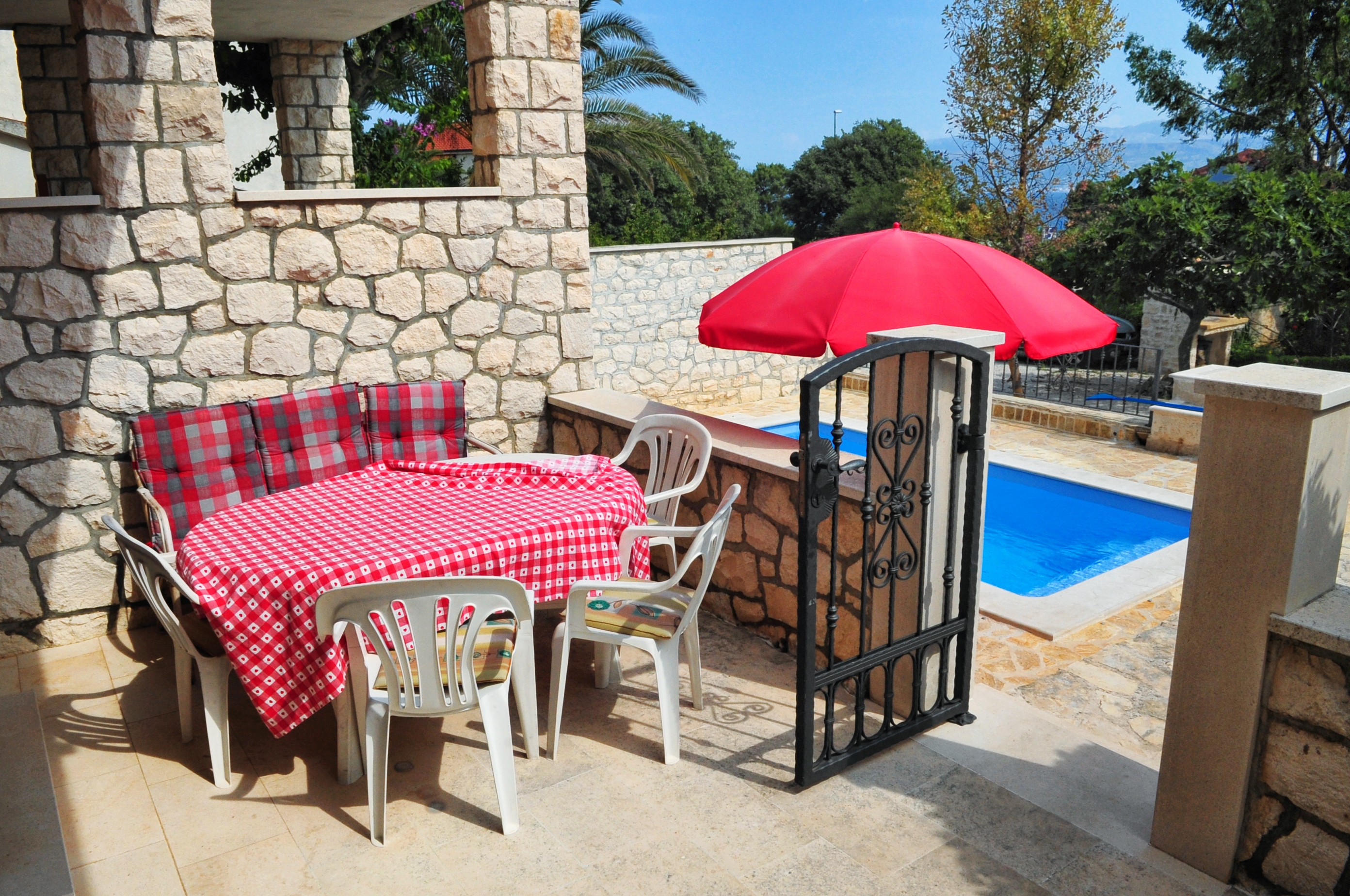 Three bedroom apartment with terrace and sea view Supetar, Brač  A-a