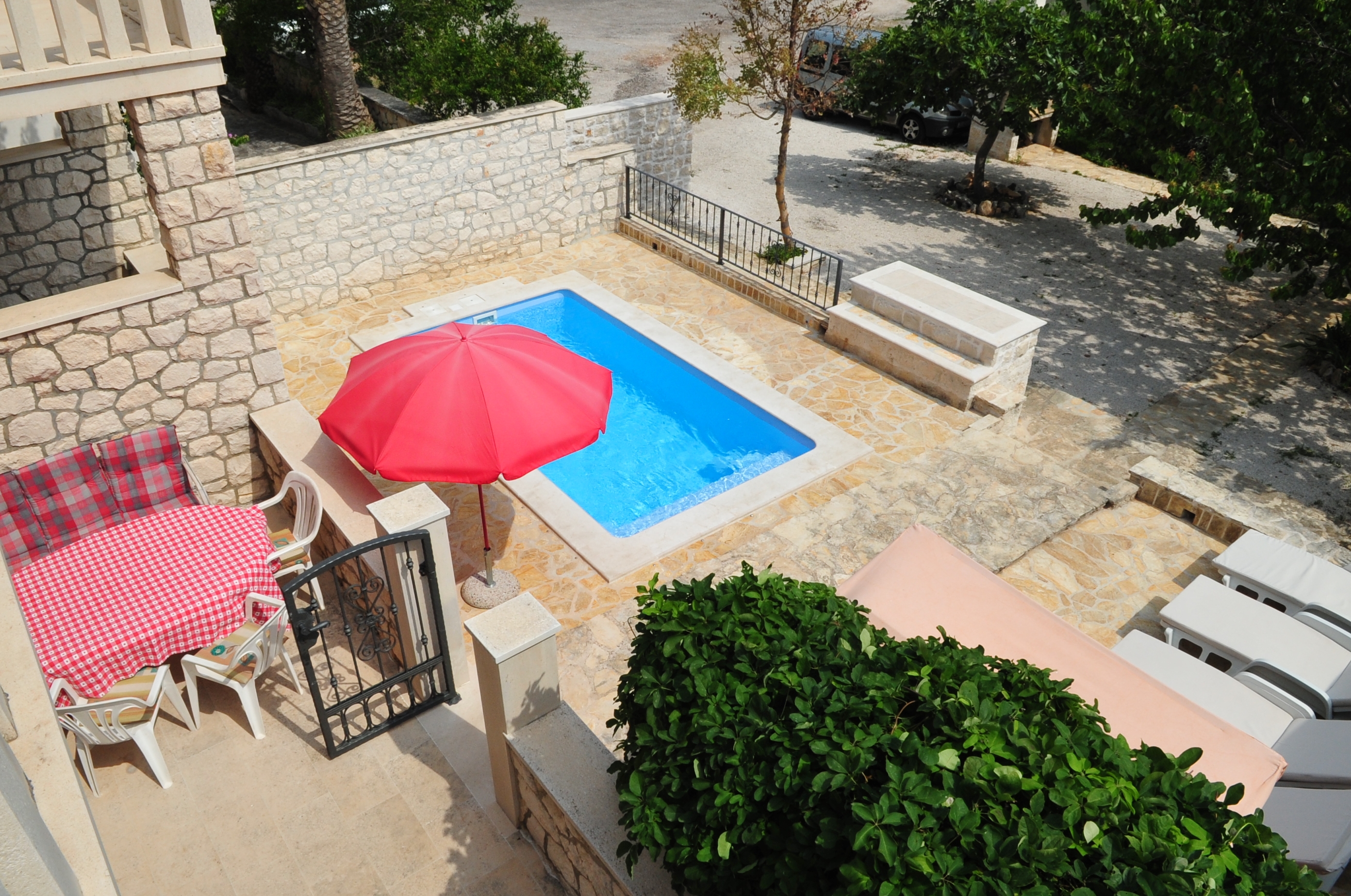 Three bedroom apartment with terrace and sea view Supetar, Brač (A-11360-a)