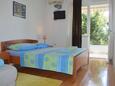 Makarska, Bedroom 1 in the apartment, air condition available, (pet friendly) and WiFi.