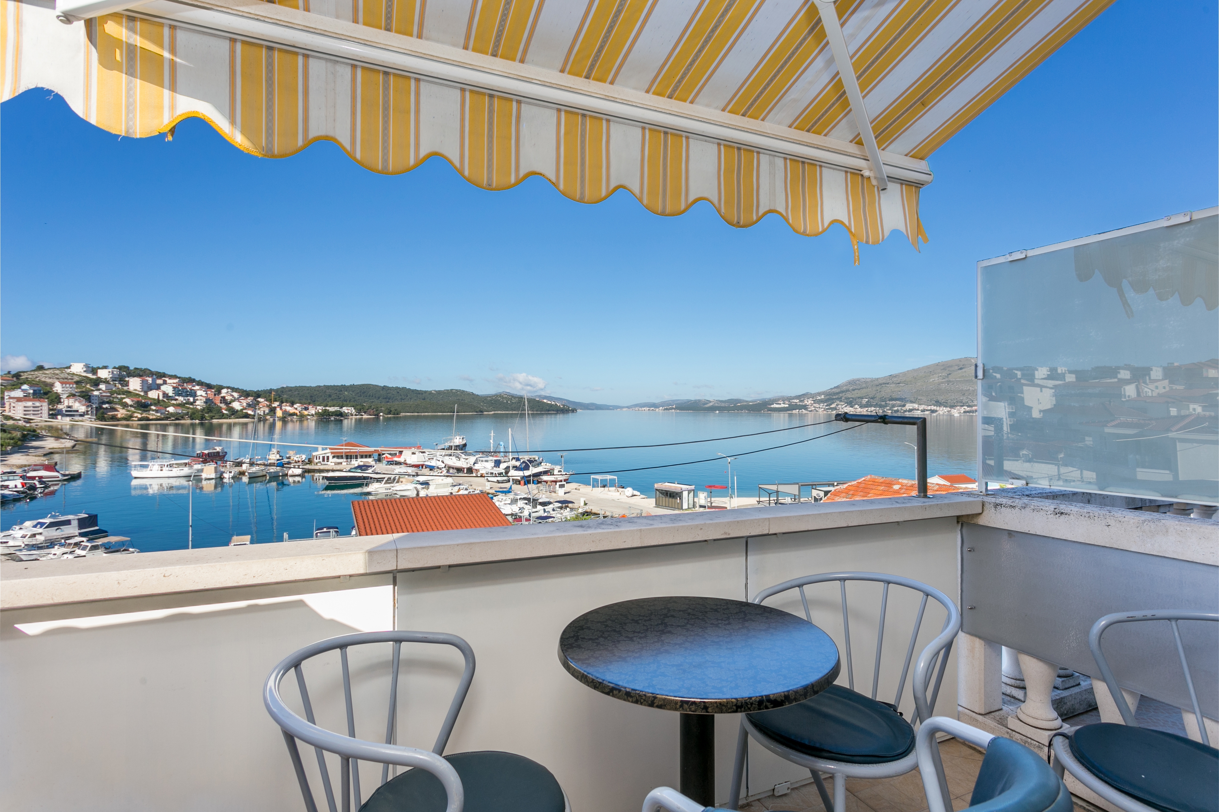 One bedroom apartment with balcony and sea view Okrug Gornji, Čiovo (A-11374-a)