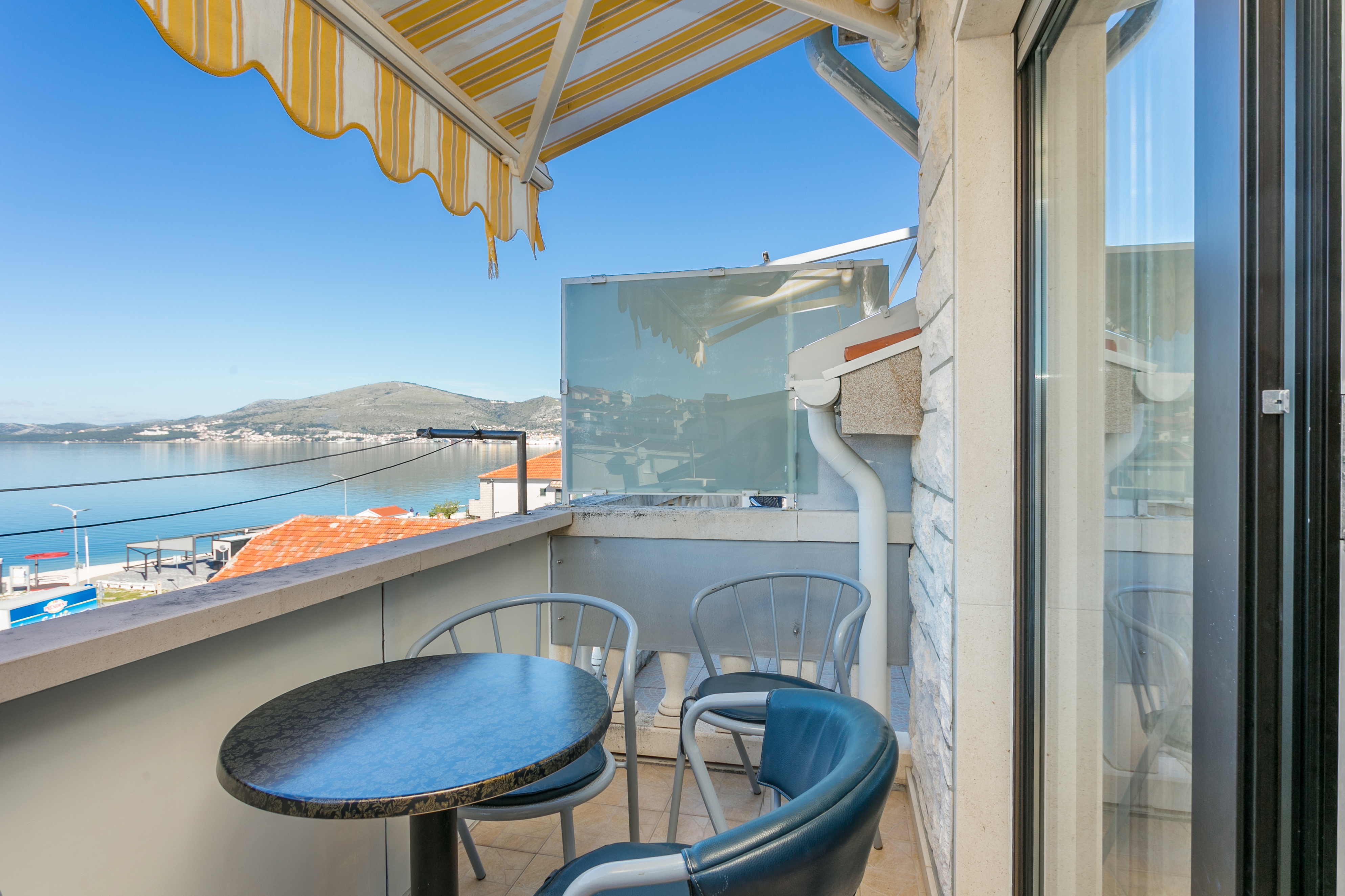 One bedroom apartment with balcony and sea view Okrug Gornji, Čiovo  A-a
