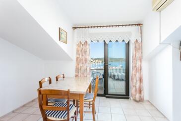 Jídelna Okrug Gornji, Jídelna v ubytování typu apartment, s klimatizací a WiFi.