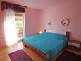 Ložnice 1 Banjol, Ložnice 1 v ubytování typu apartment, domácí mazlíčci povoleni a WiFi.