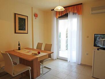 Banjol, Dining room in the apartment, air condition available, (pet friendly) and WiFi.