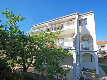 Banjol, Rab, Propiedad 11381 - Apartamentos with sandy beach.