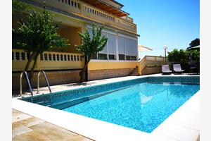 Appartements avec la piscine Banjol, Rab - 11382