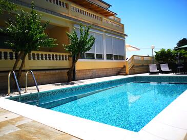 Banjol, Rab, Hébergement 11382 - Appartement avec une plage de sables.