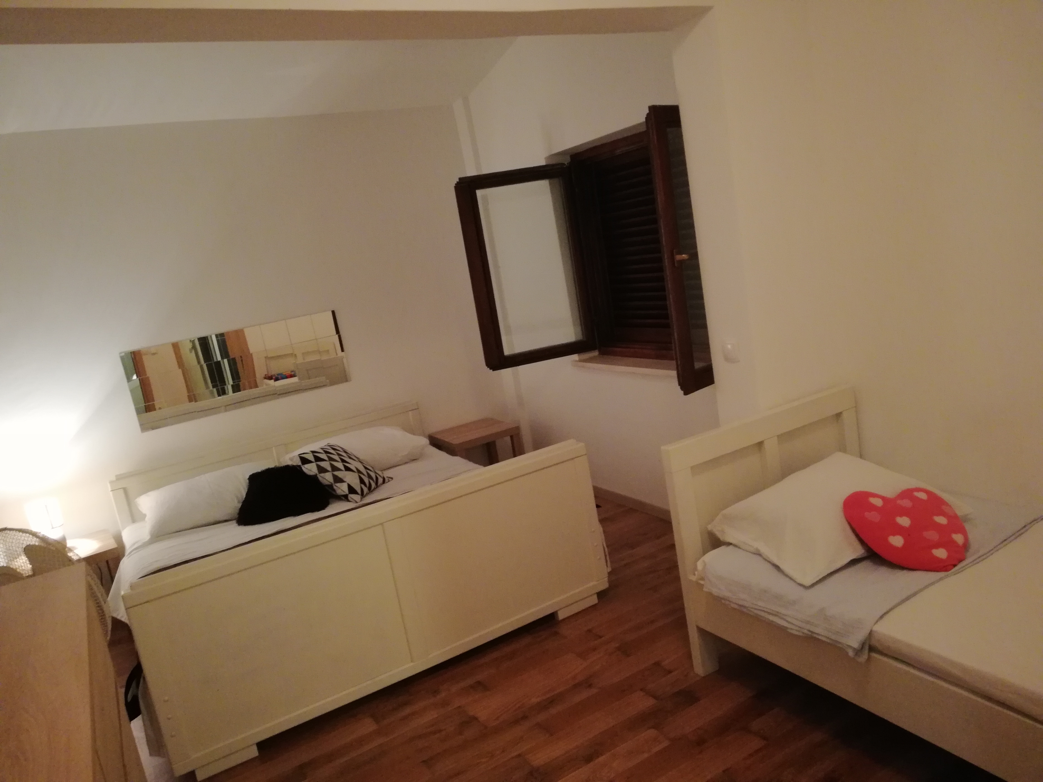 Four bedroom apartment with terrace and sea view Sumartin, Brač  A-a