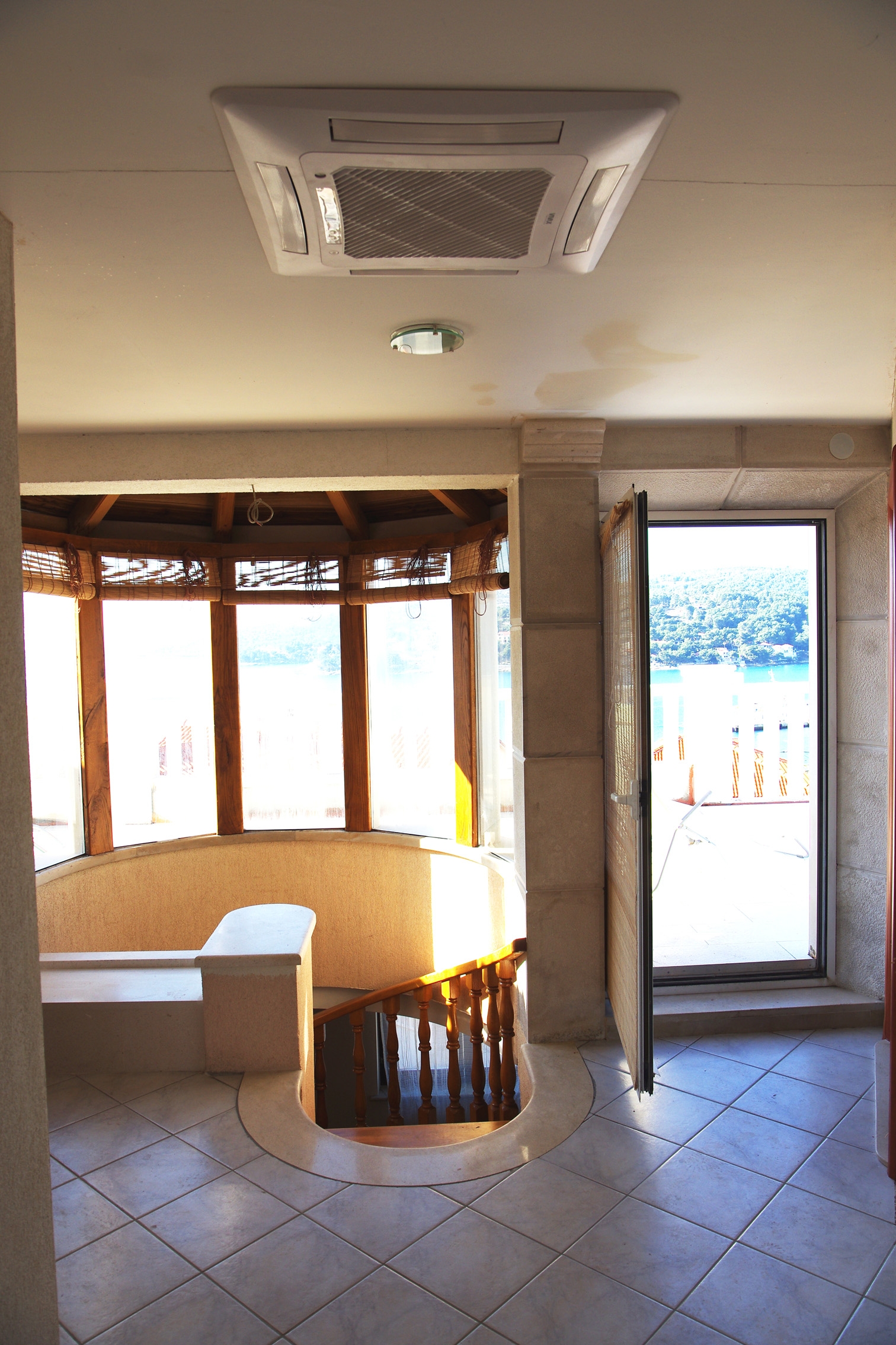 Four bedroom apartment with terrace and sea view Sumartin, Brač  A-a