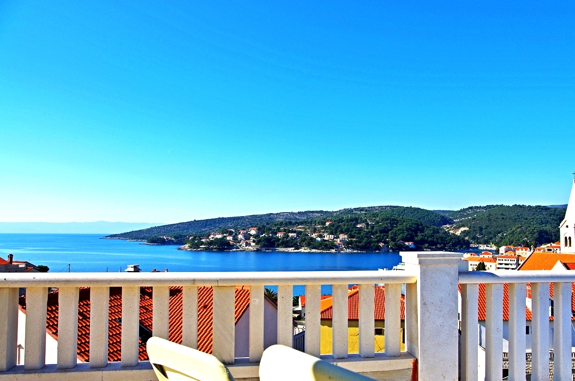 Four bedroom apartment with terrace and sea view Sumartin, Brač  A-a