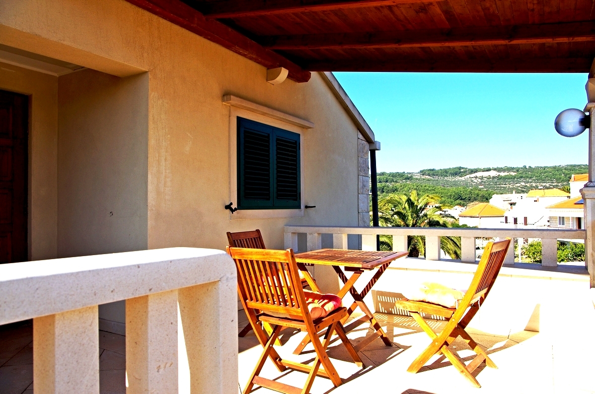 Four bedroom apartment with terrace and sea view Sumartin, Brač  A-a