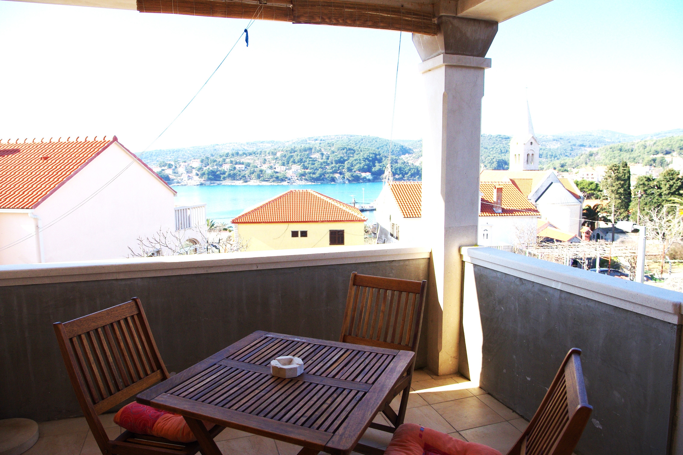 Four bedroom apartment with terrace and sea view Sumartin, Brač  A-a