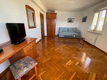 Slatine, Sala de estar in the apartment, air condition available y WiFi.