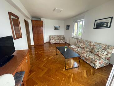 Slatine, Living room in the apartment, air condition available and WiFi.