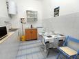 Milna, Kitchen in the house, (pet friendly) and WiFi.