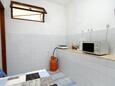 Milna, Kitchen in the house, (pet friendly) and WiFi.