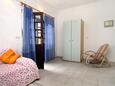 Milna, Living room in the house, air condition available, (pet friendly) and WiFi.