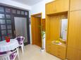 Makarska, Blagovaonica u smještaju tipa studio-apartment, dostupna klima i WiFi.