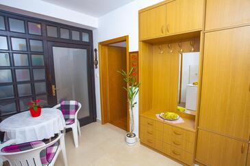 Makarska, Blagovaonica u smještaju tipa studio-apartment, dostupna klima i WiFi.