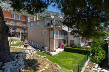 Stanići, Omiš, Hébergement 11421 - Appartement avec une plage de galets.