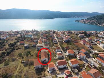 Poljica, Trogir, Obiekt 11454 - Apartamenty ze żwirową plażą.