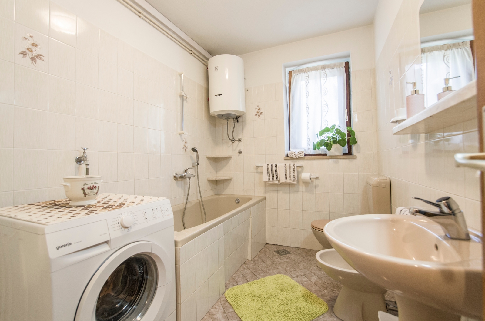 Three bedroom house with terrace and sea view Selca, Brač  K