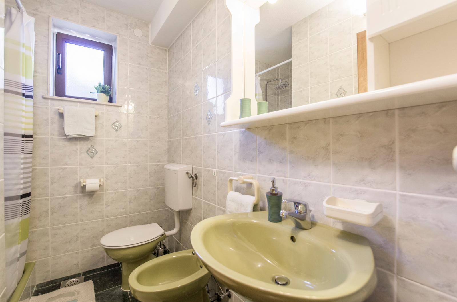Three bedroom house with terrace and sea view Selca, Brač  K