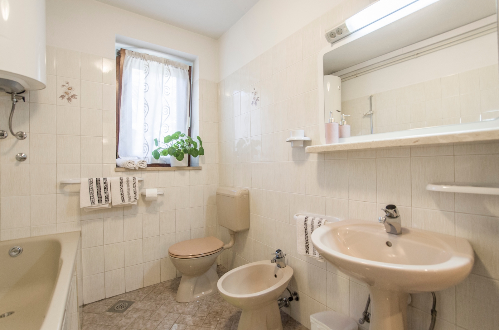 Three bedroom house with terrace and sea view Selca, Brač  K