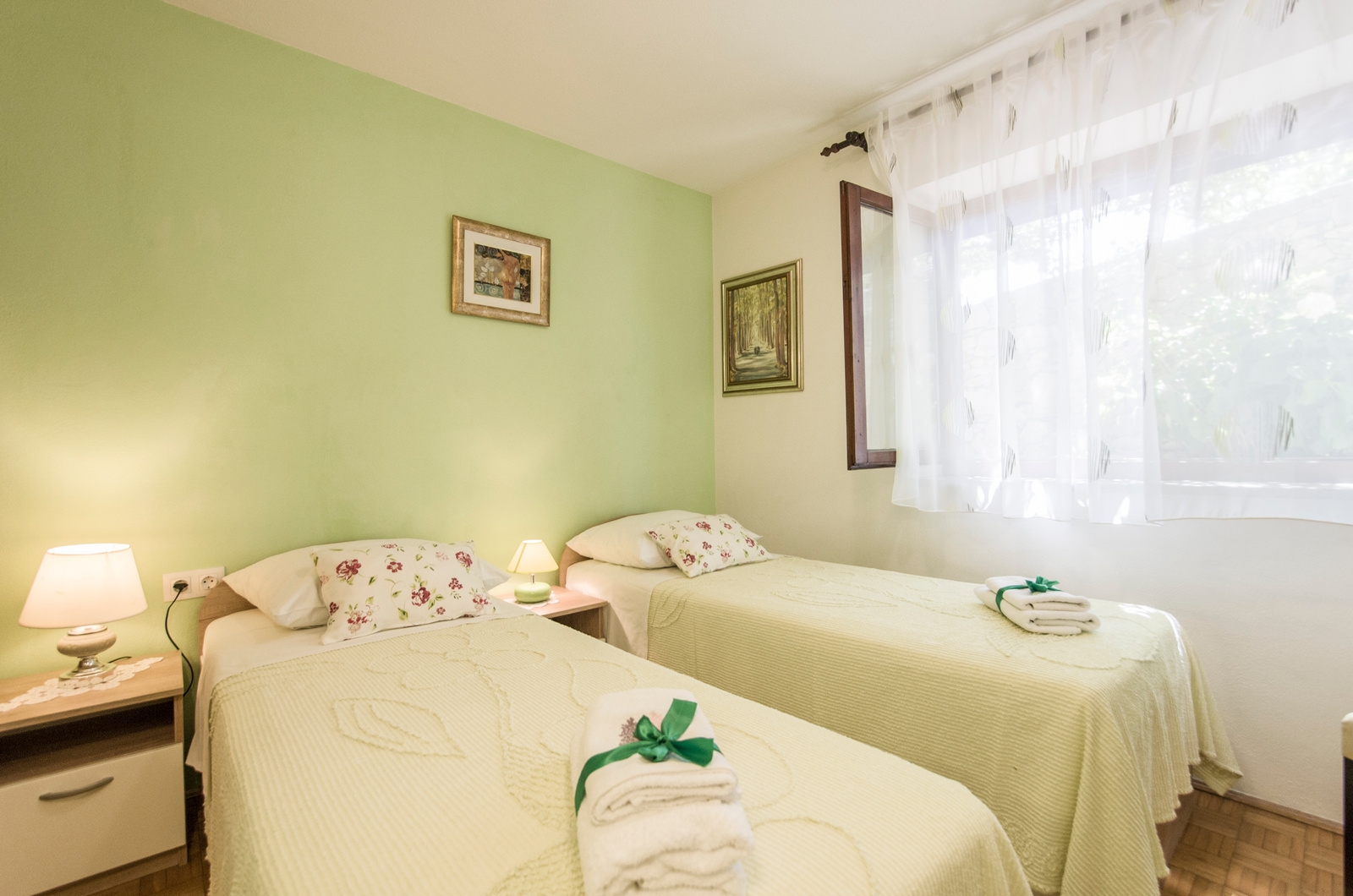 Three bedroom house with terrace and sea view Selca, Brač  K