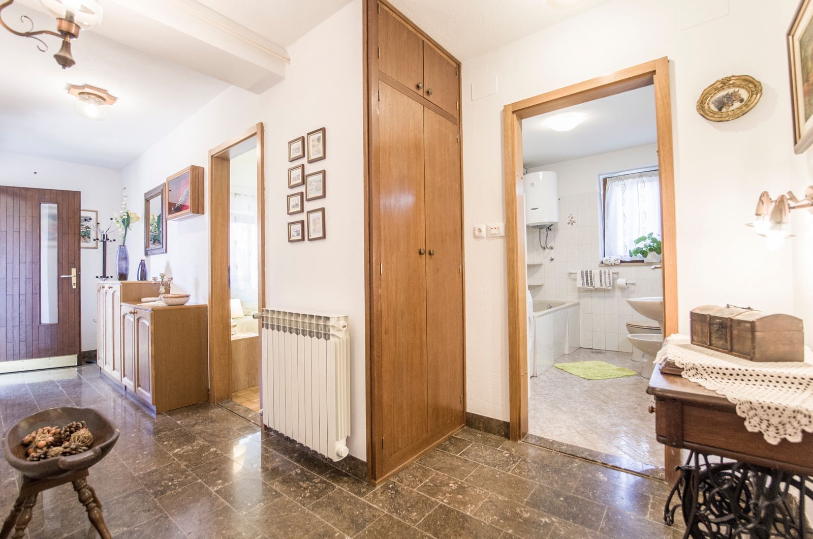 Three bedroom house with terrace and sea view Selca, Brač  K