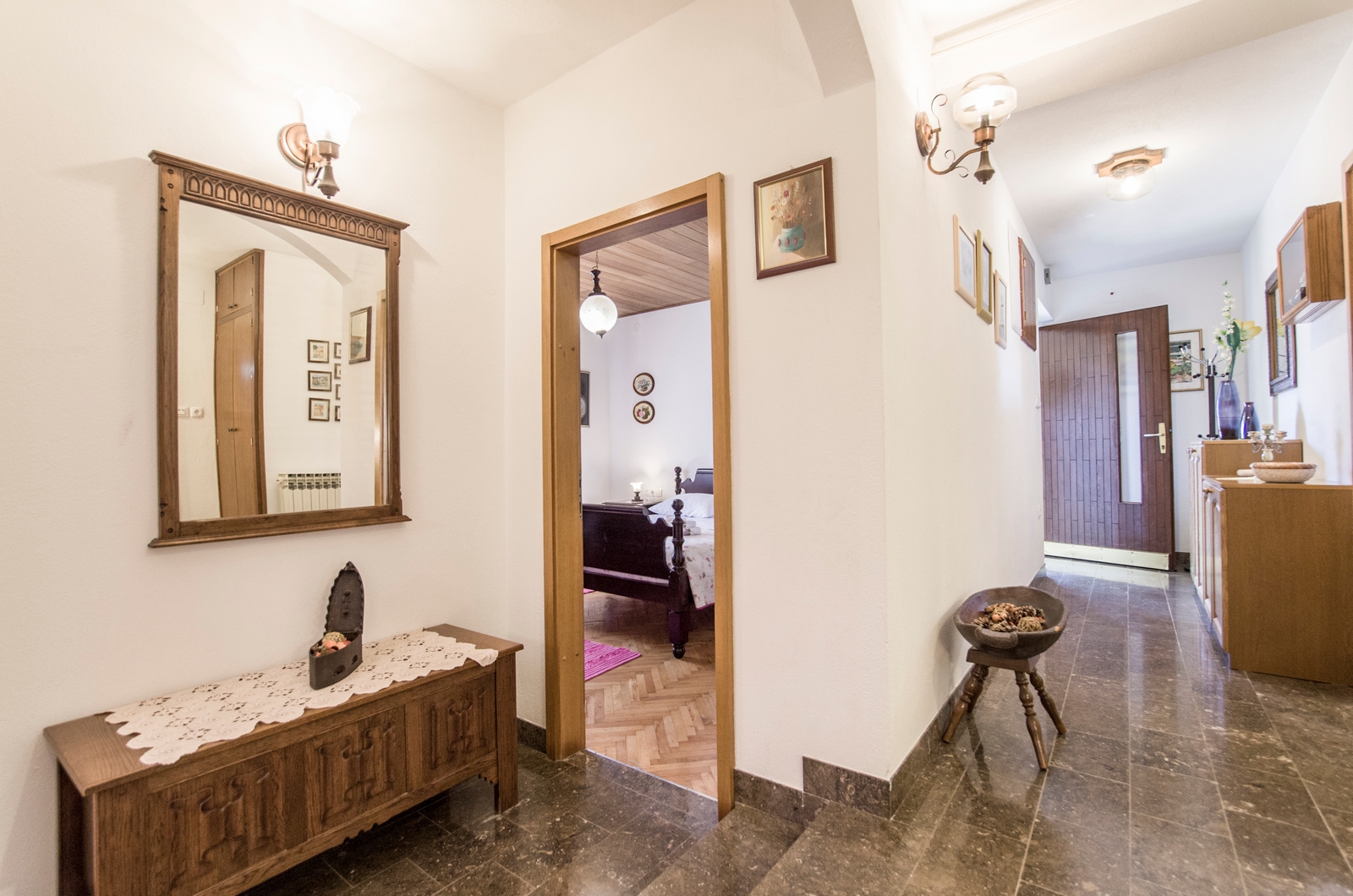 Three bedroom house with terrace and sea view Selca, Brač  K