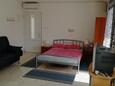 Barbat, Bedroom in the studio-apartment, air condition available and WiFi.