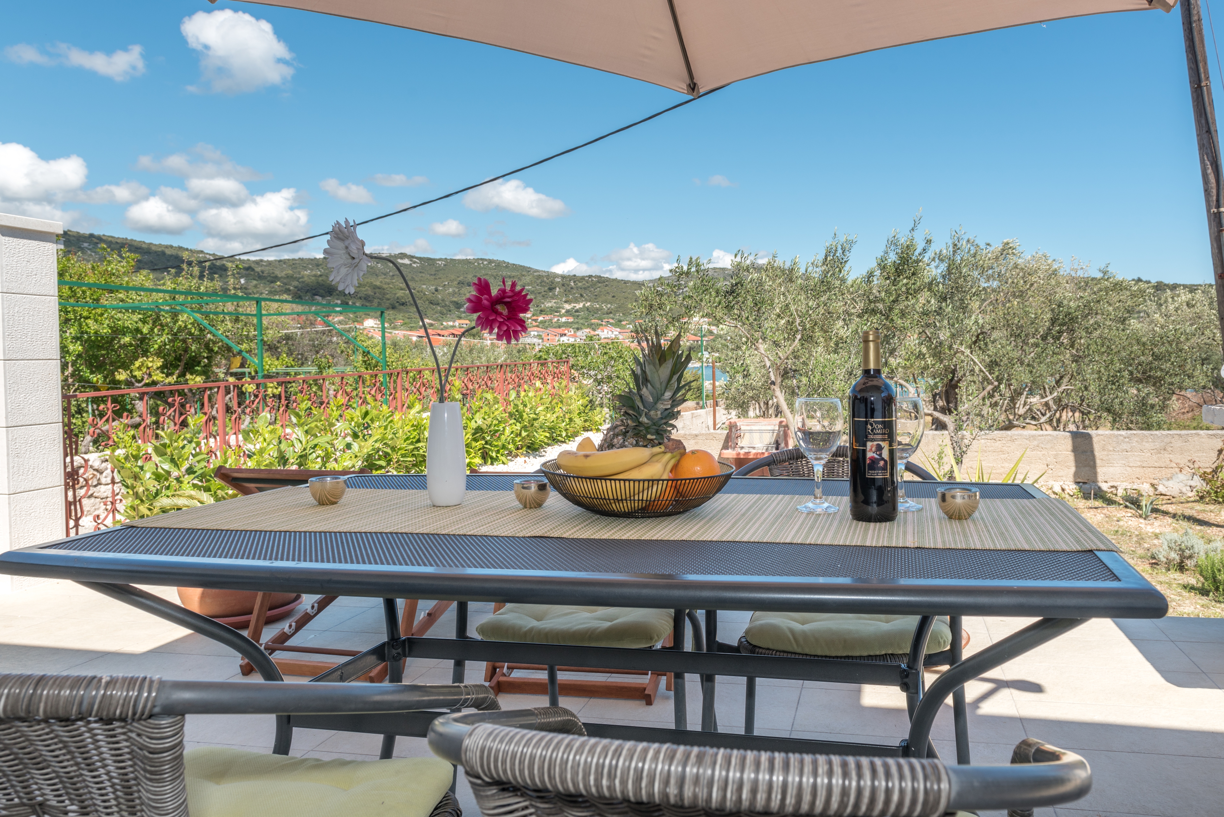 Two bedroom house near beach Vinišće, Trogir  K
