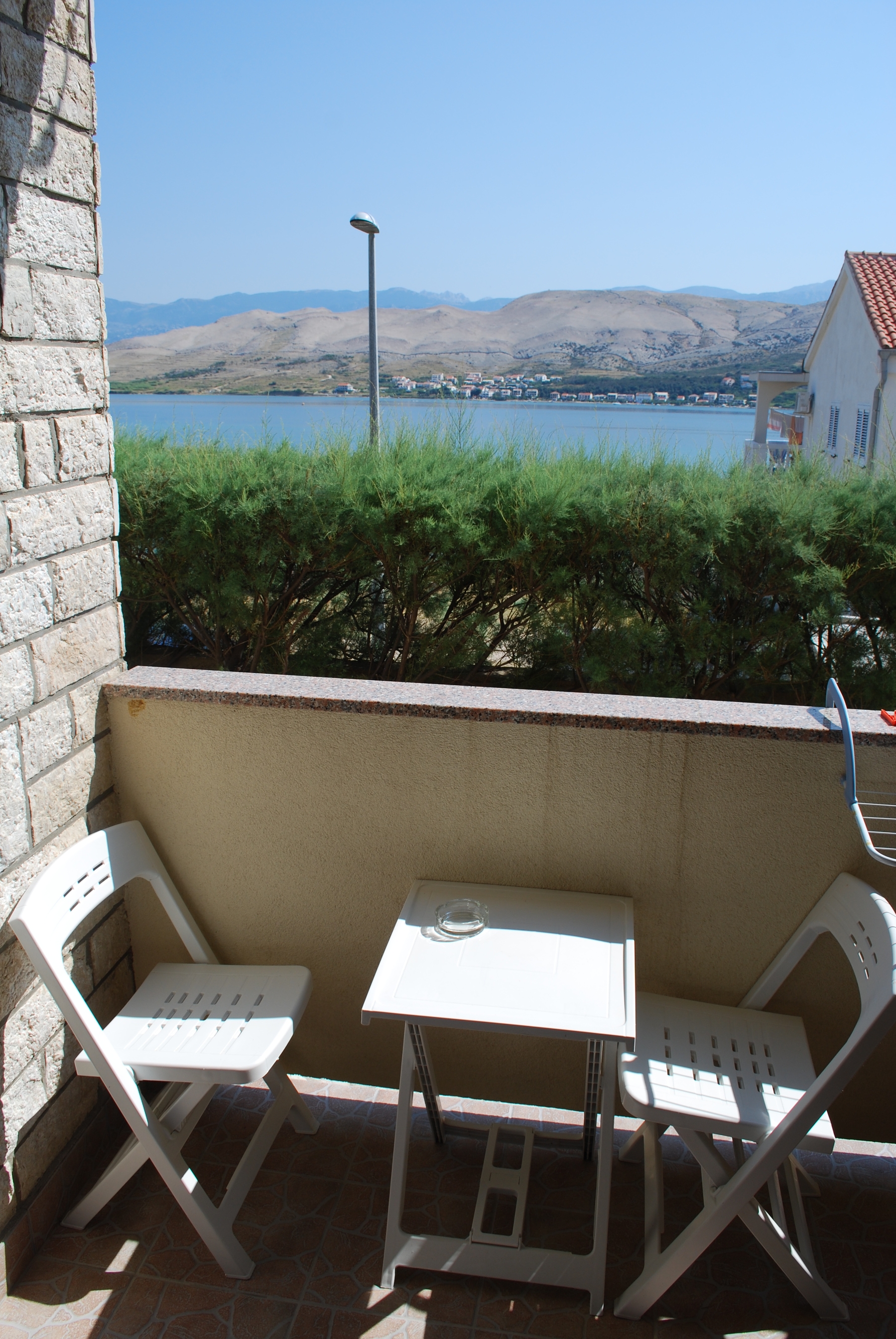 Room with balcony and sea view Pag  S-a