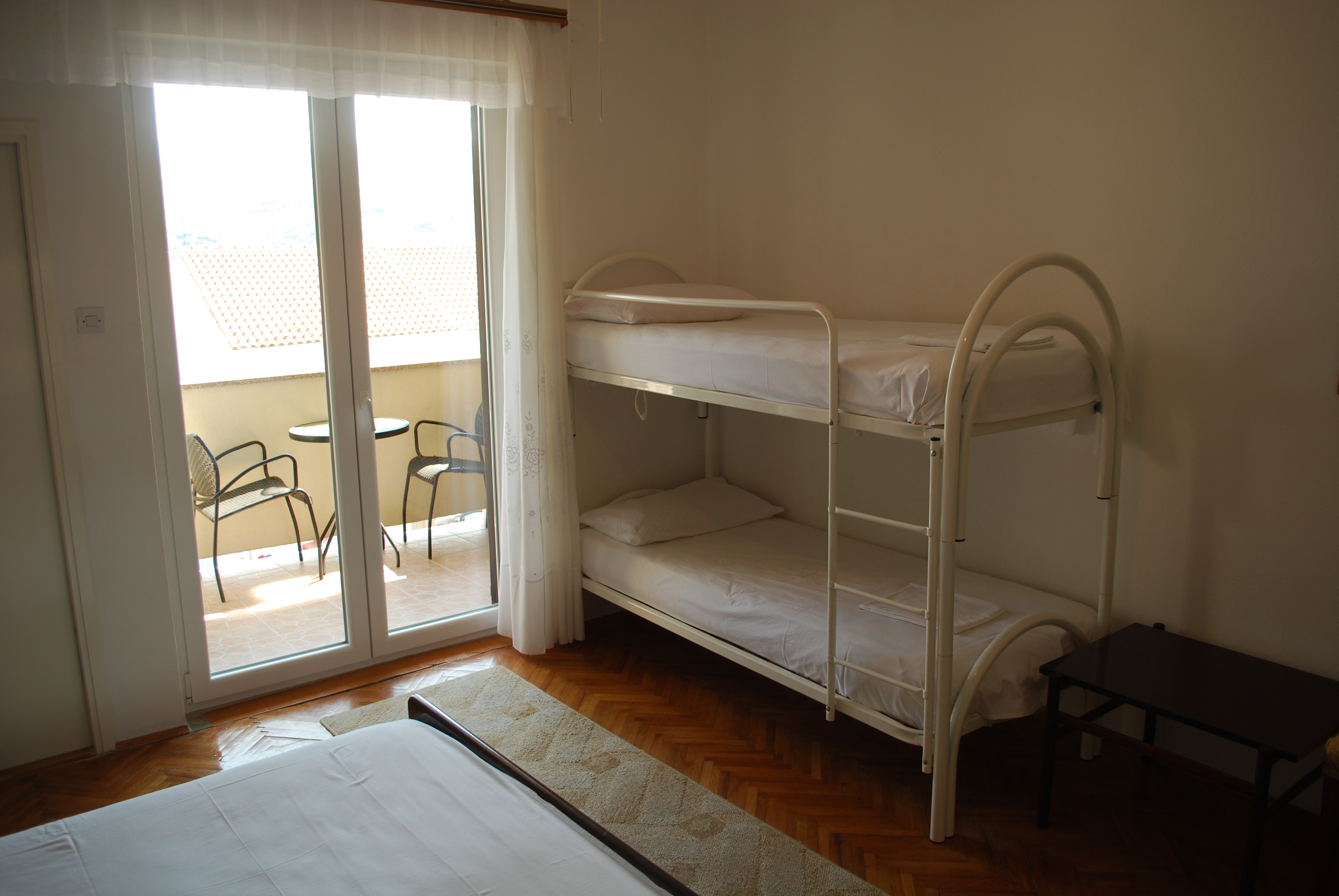Room with balcony and sea view Pag  S-b