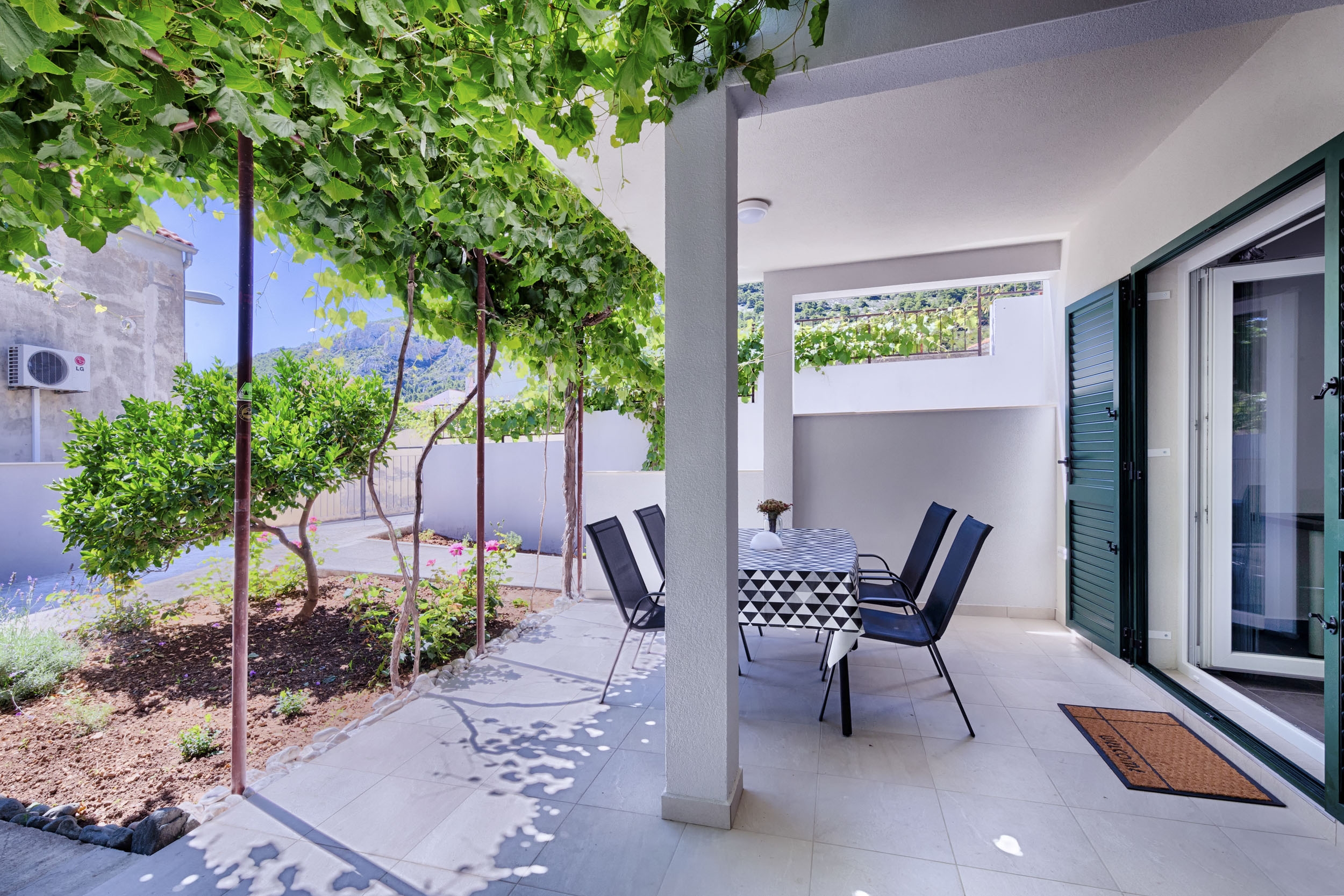 One bedroom apartment with terrace Komiža, Vis (A-1151-c)