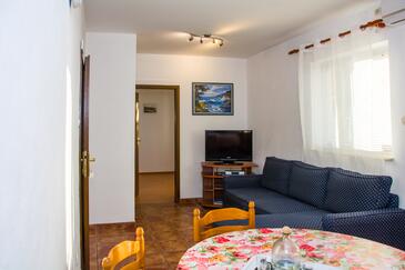 Senj, Sala de estar in the apartment, air condition available y WiFi.