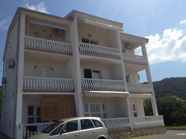 Barbat, Rab, Propiedad 11532 - Apartamentos with pebble beach.