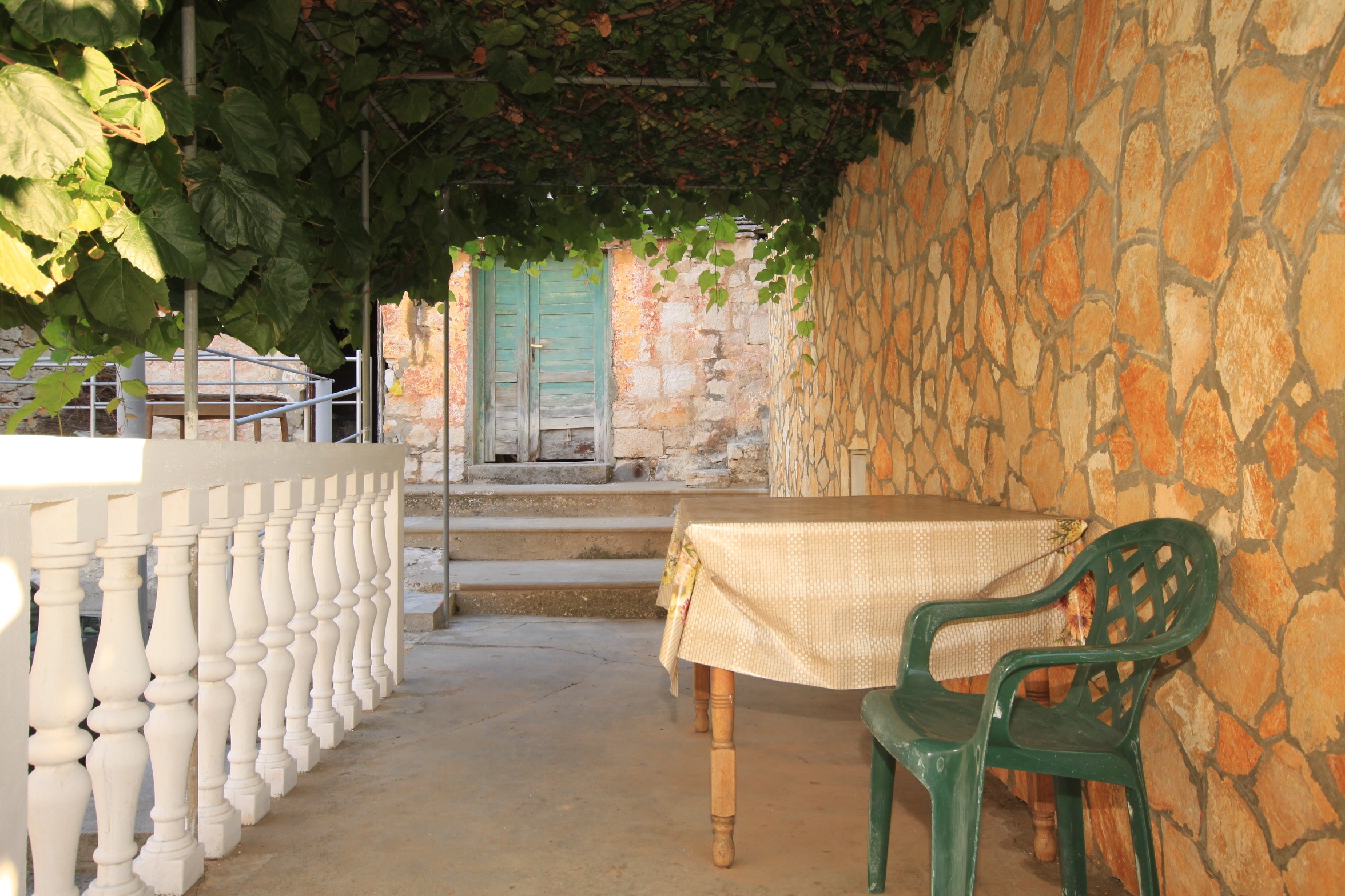 One bedroom apartment near beach Rukavac, Vis  A-a