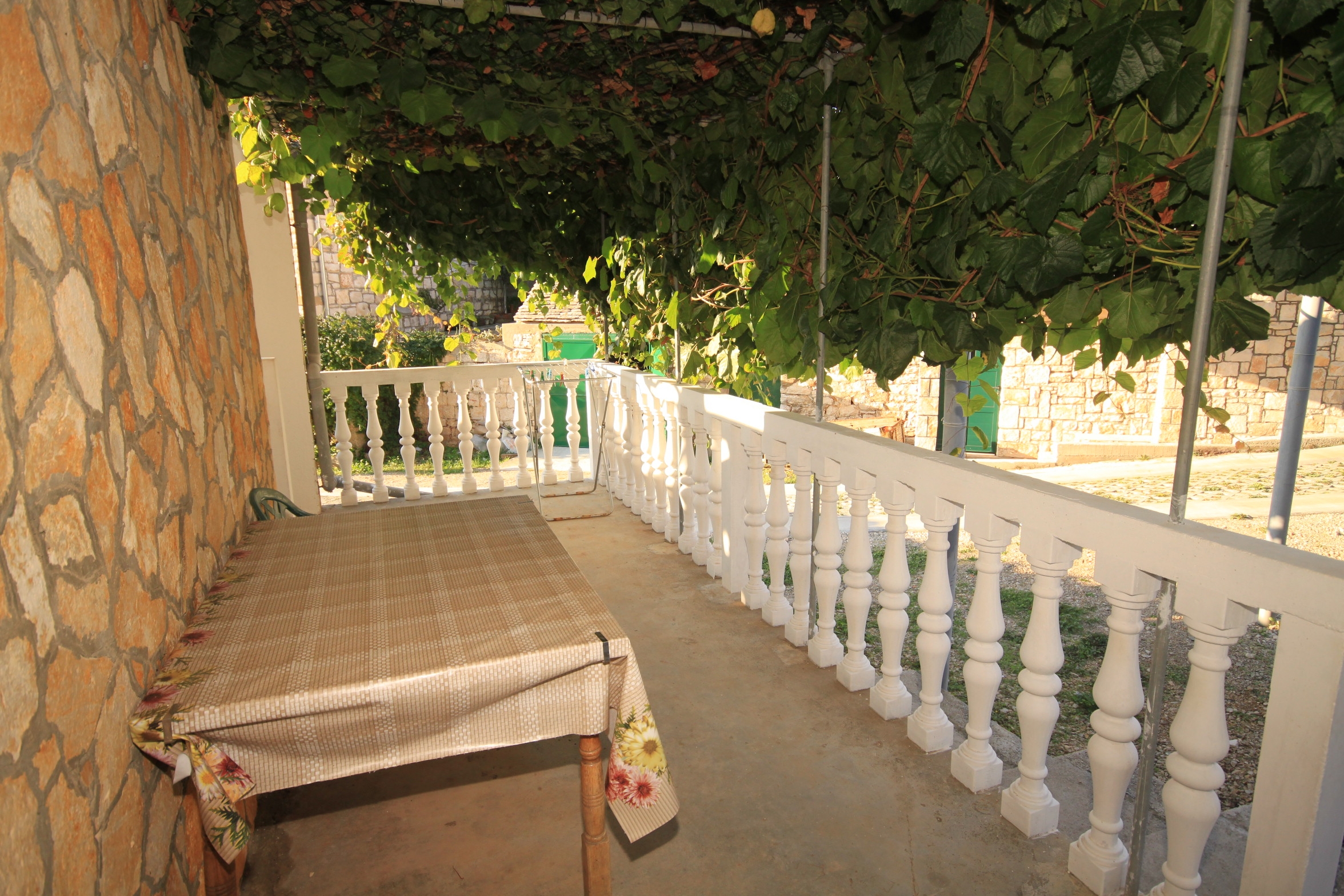One bedroom apartment near beach Rukavac, Vis  A-a