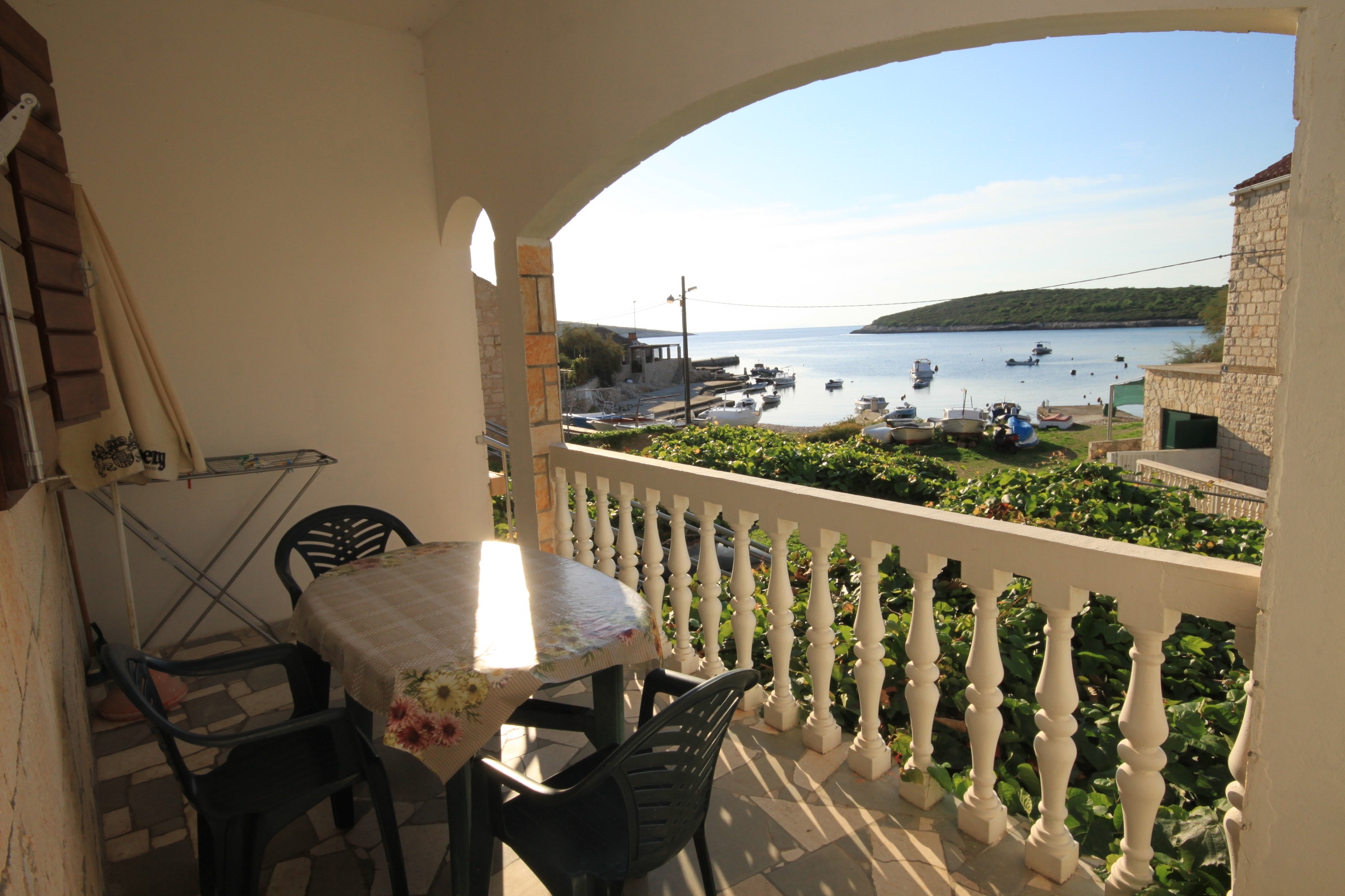 One bedroom apartment near beach Rukavac, Vis (A-1154-b)