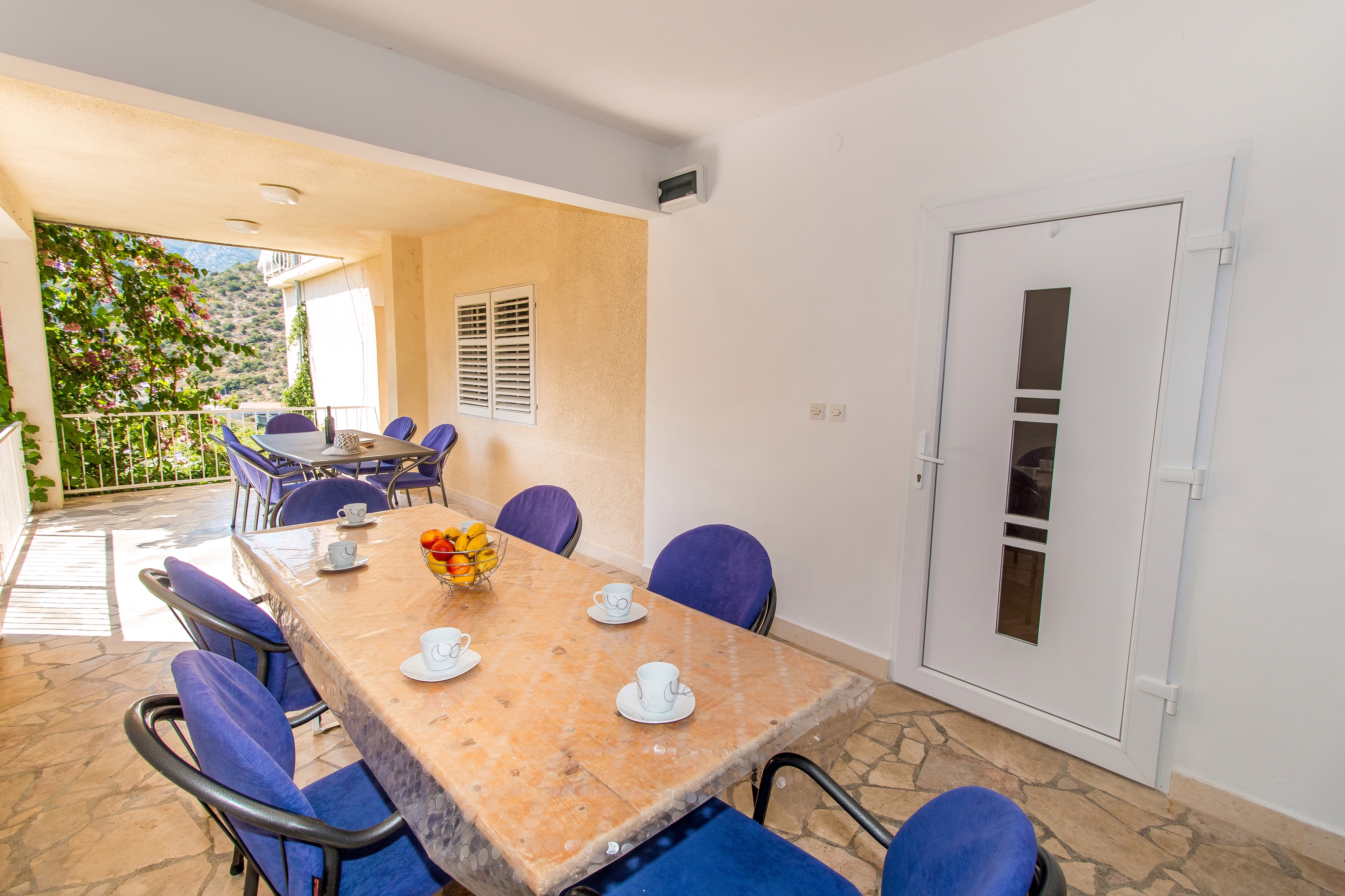 Comfortable and spacious apartment with terrace Trpanj, Pelješac  A-a