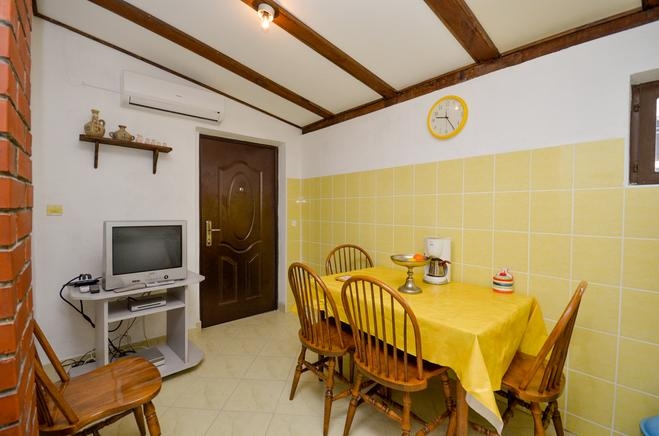 Two bedroom apartment with air-conditioning Brela, Makarska (A-11552-b) Two bedroom apartment with air-conditioning Brela, Makarska (A-11552-b)