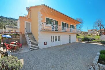 Marina, Trogir, Propiedad 11554 - Apartamentos with pebble beach.