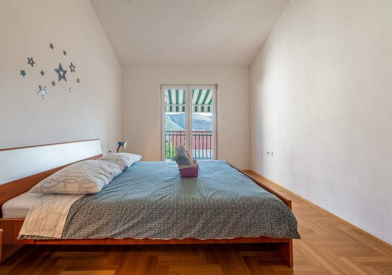 Two bedroom apartment with terrace and sea view Grebaštica, Šibenik (A-11572-b)