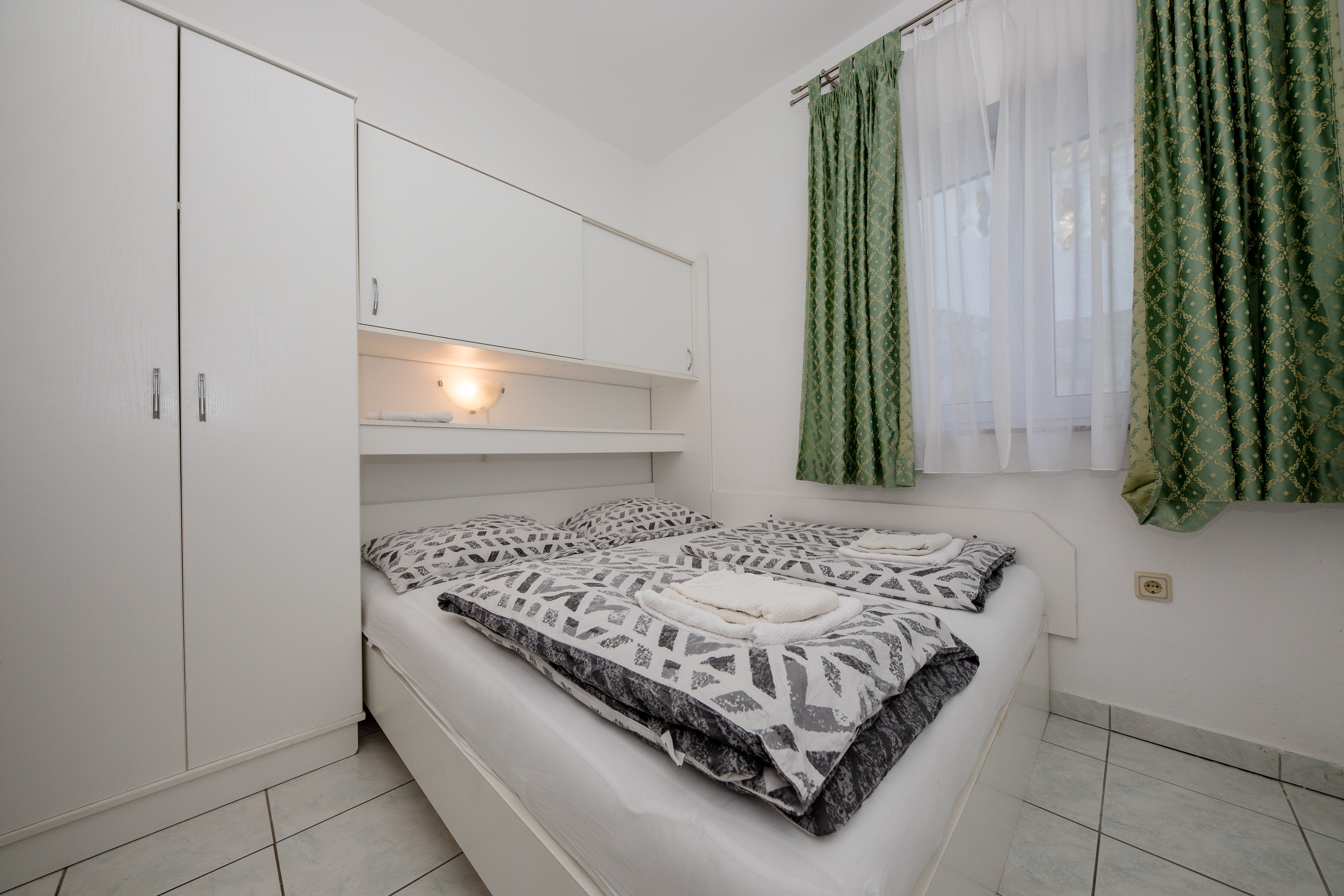 Two bedroom apartment near beach Supetarska Draga - Gornja, Rab  A-c