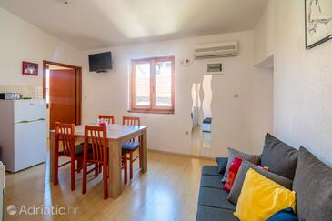 Kukljica, Comedor in the apartment, air condition available y (pet friendly).