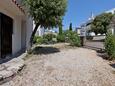 Parking lot Mandre, Pag, Parking lot 11600 - Apartments with pebble beach.